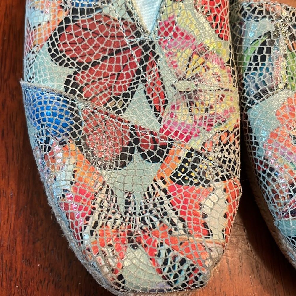 TOMS Multicolor Butterfly Pattern Slip-Ons Women’s 8.5 - Picture 2 of 11